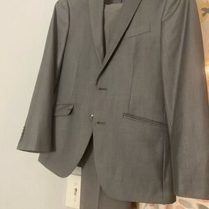 Van Heusen Charcoal Gray Men's Suit